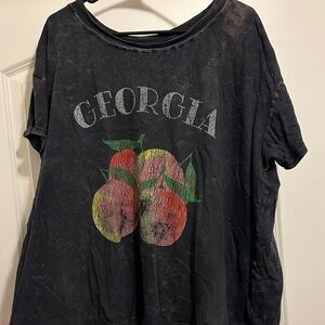 Arula Georgia Peach Graphic Tee – Size A (XL/1X)